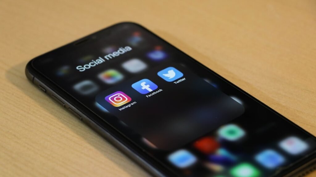 What's the Best Way to Promote Affiliate Products to a Global Audience? 1 Photo Social media ads